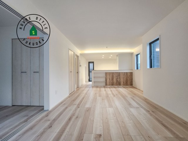 糟屋郡須恵町大字須恵第21-1棟（1号棟）の居間・リビング|ご家族を近くに感じられる対面キッチンのLDK。会話もはずみそうですね。