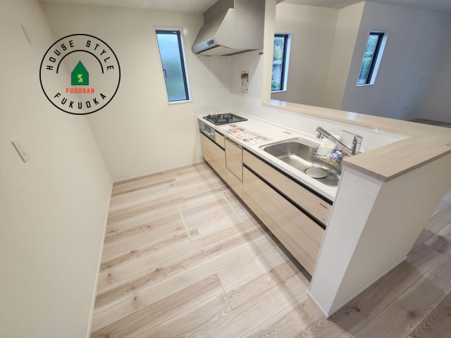 糟屋郡須恵町大字須恵第21-1棟（1号棟）のキッチン|ダイニングテーブルへの配膳がラクラク、お料理はかどるカウンター付きシステムキッチン！