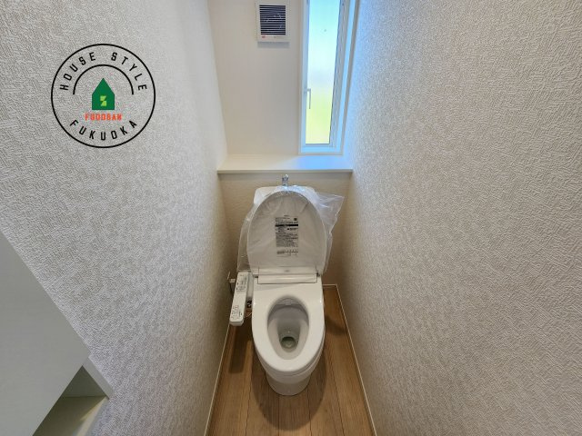 小郡市寺福童第12-2棟（1号棟）のトイレ|トイレ・ウォシュレット付。快適で衛生的な洗浄機能付温水シャワートイレです。収納や手すりもついてます。