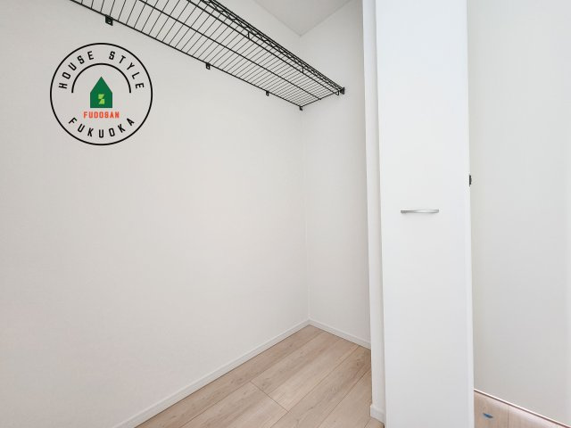 小郡市寺福童第12-2棟（1号棟）の収納|【WIC（ウォークインクローゼット）】 たくさんの洋服をかけてもシワになりにくいウォークインクローゼット。洋服以外にも、普段使わない家電やスーツケース、ストック品など何でも片付く嬉しい空間です。