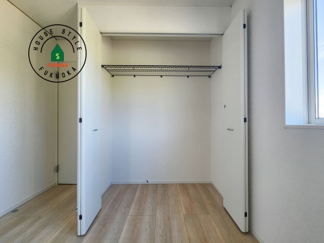 小郡市寺福童第12-2棟（1号棟）の収納|壁面クローゼットのメリットは、衣類が横一列に並ぶためひと目で洋服が選びやすいこと。衣類をたくさんお持ちの方も、限られたスペース内に無理なく収納することができます。