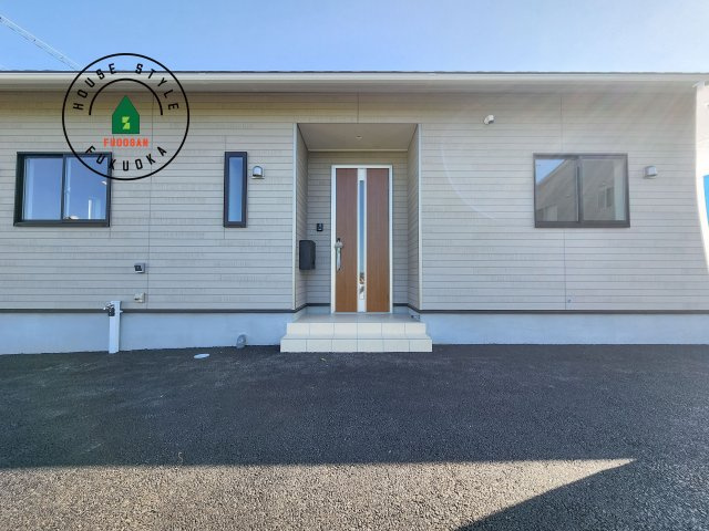 小郡市寺福童第12-2棟（1号棟）の玄関|地盤調査済 / 玄関へ向かうまでのアプローチに漂う上質が期待感をもたせます。玄関は建物の顔。落着きを醸し出した自己主張が心に訴えてきます。