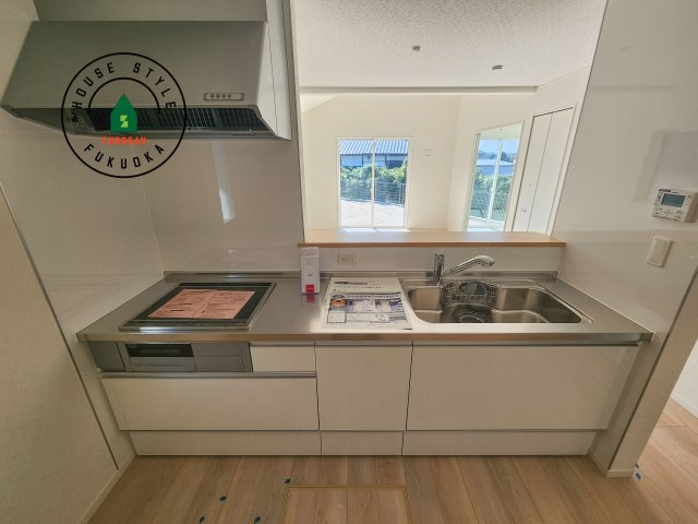 小郡市寺福童第12-2棟（1号棟）のキッチン|忙しい朝でも家族揃って食事をしたいゆとりあるダイニングスペース。