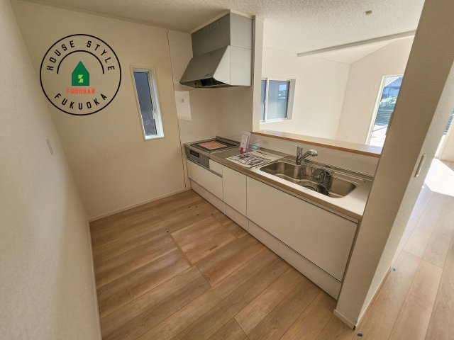 小郡市寺福童第12-2棟（1号棟）のキッチン|カウンターキッチンなら、リビングで遊ぶ子供の様子を見ながら料理ができるので安心です。料理を運んでもらったり、子供にお手伝いしてもらいやすいのもいいですね。