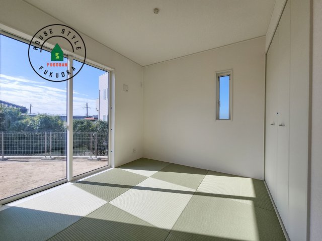 小郡市寺福童第12-2棟（1号棟）の和室|和室を上手に活用すると暮らし方の幅が広がります。例えば普段は開け放して、子供の小さいうちはお昼寝や遊びのスペースに。畳はソフトなので転んでもケガをしにくく安心です