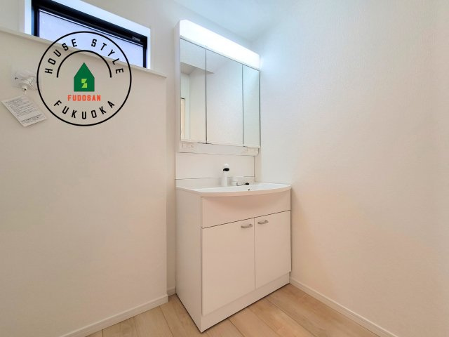 福岡市南区曰佐3丁目第2-3棟（2号棟）の独立洗面台|毎日使うものだから清潔な空間を保ちたい水回り。洗面にはそんな願いを解消させてくれる収納アイデアが満載です。三面鏡の裏側にはキャビネットが現れ小物から背の高い物まで収納できます。