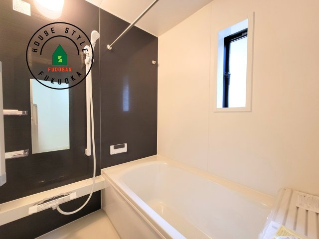 福岡市南区曰佐3丁目第2-3棟（2号棟）の浴室|1日の疲れを癒してくれる広々バスルーム。雨の日のお洗濯にも大活躍な浴室乾燥機付です！