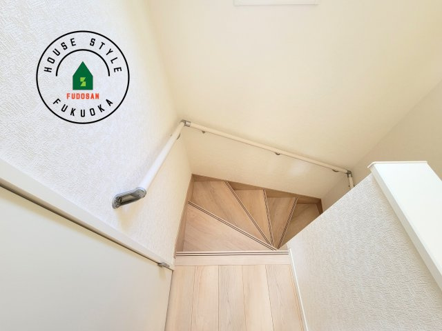 福岡市南区曰佐3丁目第2-3棟（2号棟）の内装|＜手すり付階段＞手すりがないと階段の昇り降りで危険なことはもちろん、壁に手をつきながら歩くことで壁紙が汚れやすくなります。すべての方に快適に昇り降りしていただくため、手すりを設置しました。