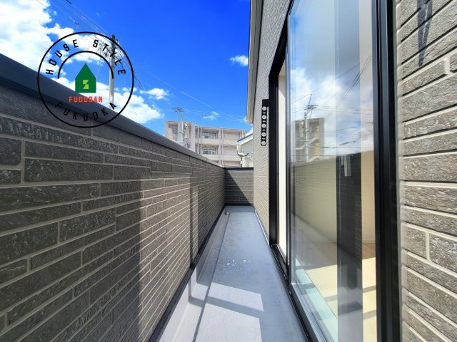 福岡市南区曰佐3丁目第2-3棟（2号棟）のバルコニー|風をしっかりと感じられるバルコニーでは、毎日が洗濯日和です。広々としているので洗濯も楽しくなるでしょうし、気分転換にバルコニーからの眺めを楽しむのもいいでしょう。