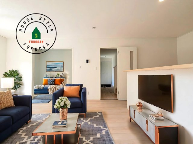 福岡市南区曰佐3丁目第2-3棟（2号棟）の居間・リビング|明るく開放的なリビングダイニングは豊かな陽光が注ぎ込み、やすらぎの空間を演出してくれます。ご家族で楽しいひとときをお過ごし下さい。※家具はCGを合成したものです。