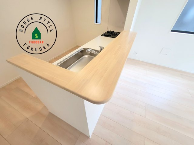 福岡市南区曰佐3丁目第2-3棟（2号棟）のダイニング|キッチンから立ち込める香りが今日の料理を期待させます。