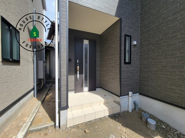 福岡市南区曰佐3丁目第2-3棟（2号棟）の玄関|おでかけの時も帰った時も、「我が家」を最初に感じでもらえる素敵な空間に。