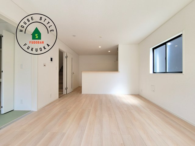 福岡市南区曰佐3丁目第2-3棟（2号棟）の居間・リビング|キッチンからリビングをしっかり確認できます。家族の笑顔があふれる空間になりそうですね。