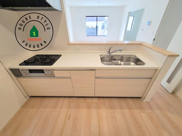 福岡市南区曰佐3丁目第2-3棟（2号棟）のキッチン|ご家族を近くに感じられる対面キッチンのLDK。会話もはずみそうですね。