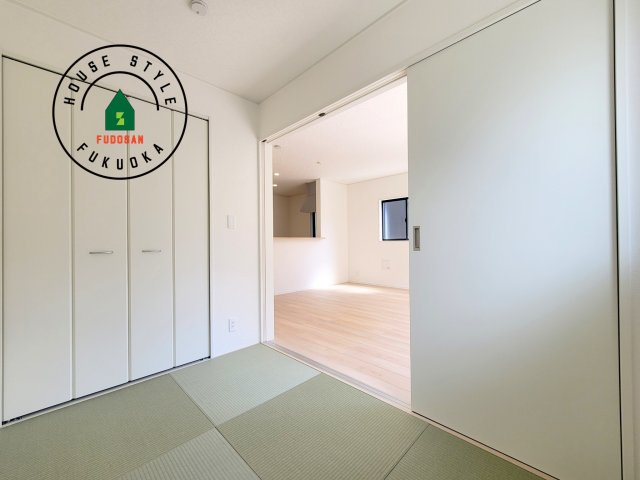 福岡市南区曰佐3丁目第2-3棟（2号棟）の和室|和室を上手に活用すると暮らし方の幅が広がります。例えば普段は開け放して、子供の小さいうちはお昼寝や遊びのスペースに。畳はソフトなので転んでもケガをしにくく安心です