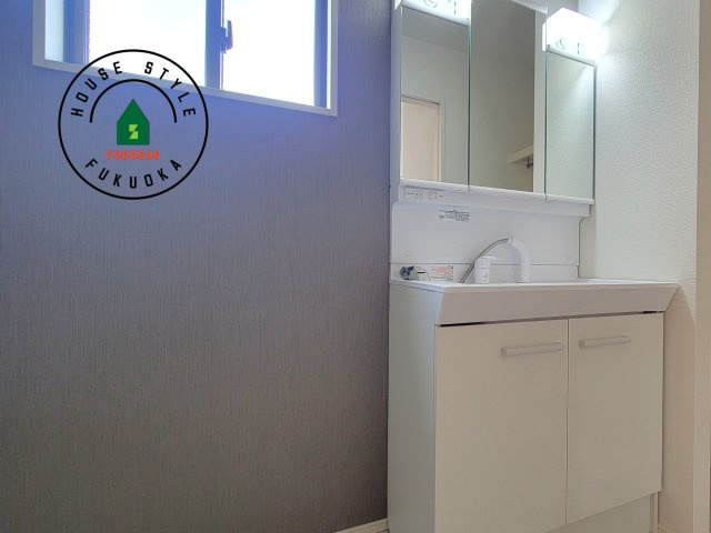 福岡市城南区西片江2丁目第1-2棟（1号棟）の内観：施工例|毎日使うものだから清潔な空間を保ちたい水回り。洗面にはそんな願いを解消させてくれる収納アイデアが満載です。三面鏡の裏側にはキャビネットが現れ小物から背の高い物まで収納できます。