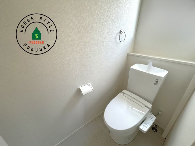 福岡市城南区西片江2丁目第1-2棟（1号棟）の内観：施工例|温水洗浄便座を完備しております。2ヶ所にトイレがあるのは朝の慌ただしい時間も安心です。