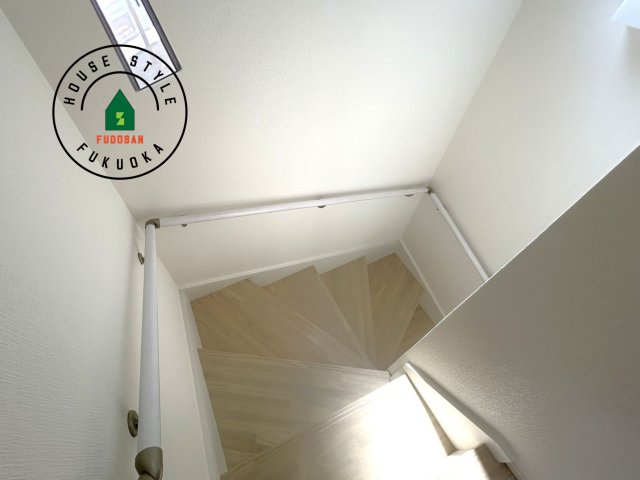 福岡市城南区西片江2丁目第1-2棟（1号棟）の内観：施工例|階段からも明るい光が入ります。採光や通風も階段の重要な役割です。