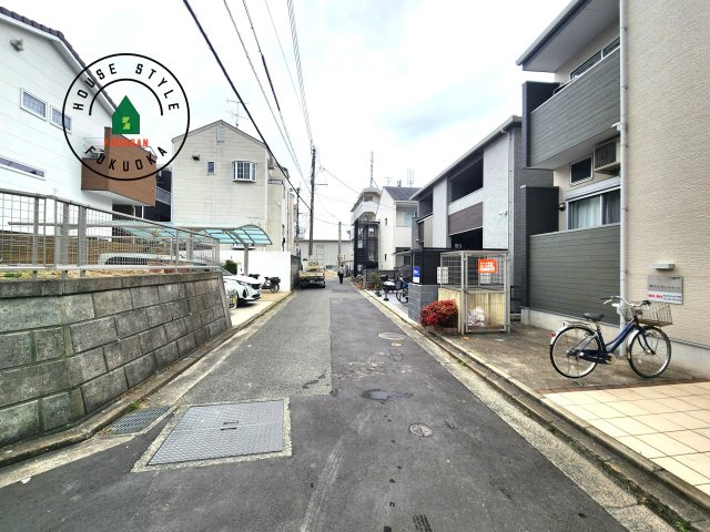 福岡市城南区西片江2丁目第1-2棟（1号棟）の前面道路含む現地写真|前面道路は閑静な住宅地をはしる車通りの少ない道路。お車の出し入れが苦手なママや小さなお子様にも安心ですね。しっかり舗装もされているので、ベビーカーや自転車で通っても快適に通行できます。