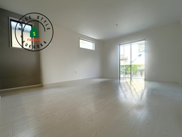 福岡市城南区西片江2丁目第1-2棟（1号棟）の内観：施工例|ご家族を近くに感じられる対面キッチンのLDK。会話もはずみそうですね。