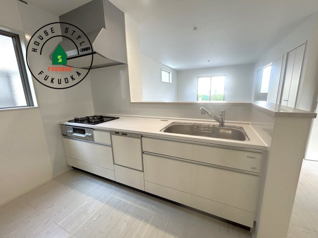 福岡市城南区西片江2丁目第1-2棟（1号棟）の内観：施工例|ダイニングテーブルへの配膳がラクラク、お料理はかどるカウンター付きシステムキッチン！