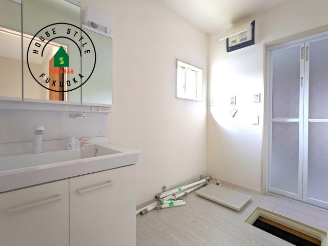 福岡市城南区西片江2丁目第1-2棟（2号棟）の内観：施工例|ゆとりの洗面スペースで朝の身支度もスムーズに。暮らしを快適に変えるシャワー付洗面台です！