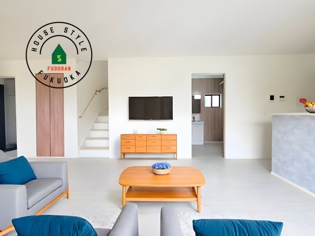 福岡市城南区西片江2丁目第1-2棟（2号棟）の内観：施工例|明るく開放的なリビングダイニングは豊かな陽光が注ぎ込み、やすらぎの空間を演出してくれます。ご家族で楽しいひとときをお過ごし下さい。※家具はCGを合成したものです。