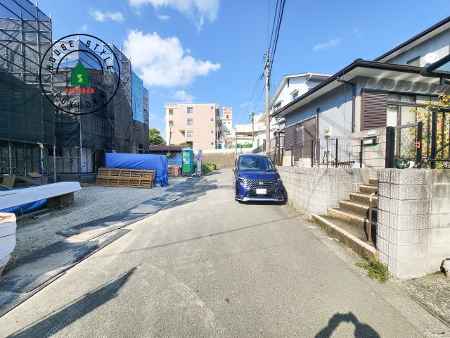 糟屋郡宇美町障子岳南2丁目第2-2棟（1号棟）の前面道路含む現地写真|前面道路は閑静な住宅地をはしる車通りの少ない道路。お車の出し入れが苦手なママや小さなお子様にも安心ですね。しっかり舗装もされているので、ベビーカーや自転車で通っても快適に通行できます。