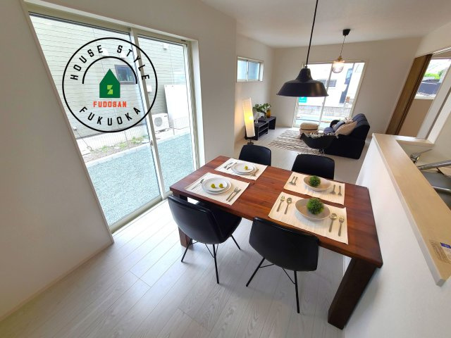 糟屋郡宇美町障子岳南2丁目第2-2棟（1号棟）の内観：施工例|ご家族を近くに感じられる対面キッチンのLDK。会話もはずみそうですね。