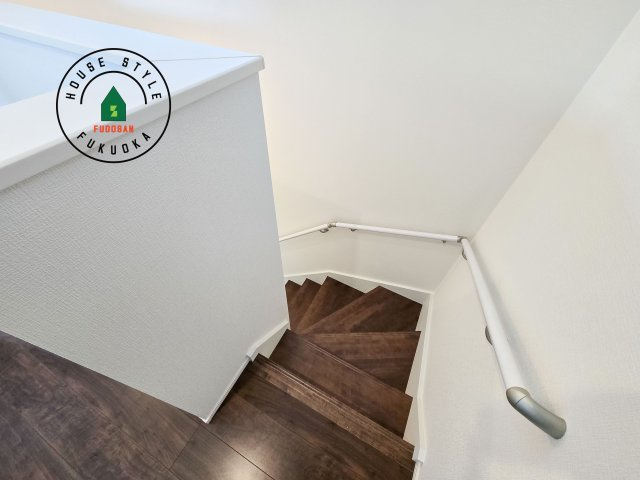 大野城市南ヶ丘6丁目第3-4棟（2号棟）の内装|階段からも明るい光が入ります。採光や通風も階段の重要な役割です。