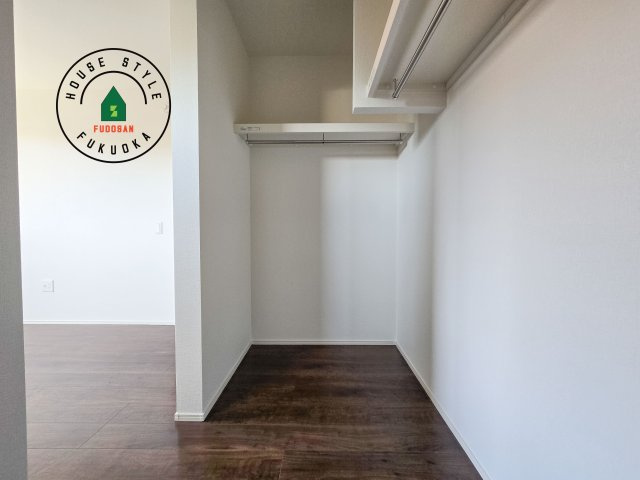 大野城市南ヶ丘6丁目第3-4棟（2号棟）の収納|洋服や大きな荷物が多い方や人数の多いご家族などは、一般的なクローゼットよりもウォークインクローゼットのほうが使い勝手が良いです。