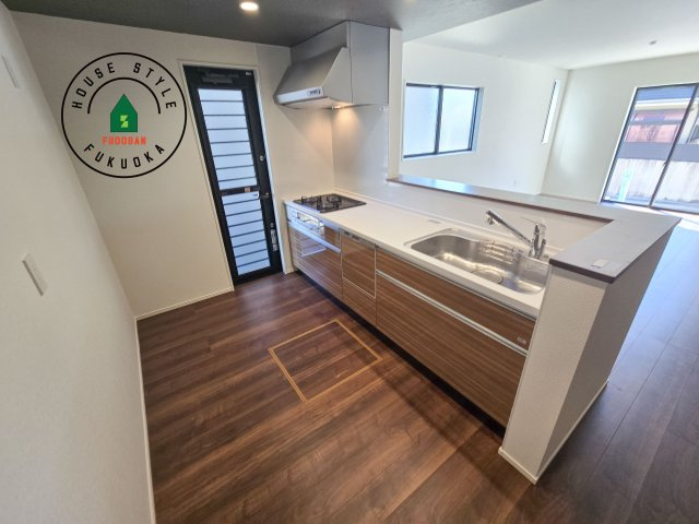 大野城市南ヶ丘6丁目第3-4棟（2号棟）のキッチン|ダイニングテーブルへの配膳がラクラク、お料理はかどるカウンター付きシステムキッチン！