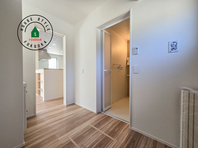 大野城市南ヶ丘6丁目第3-4棟（3号棟）の脱衣所|ゆとりの洗面スペースで朝の身支度もスムーズに。暮らしを快適に変えるシャワー付洗面台です！