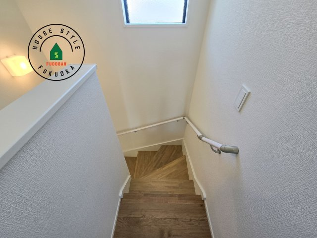 大野城市南ヶ丘6丁目第3-4棟（3号棟）の内装|階段からも明るい光が入ります。採光や通風も階段の重要な役割です。