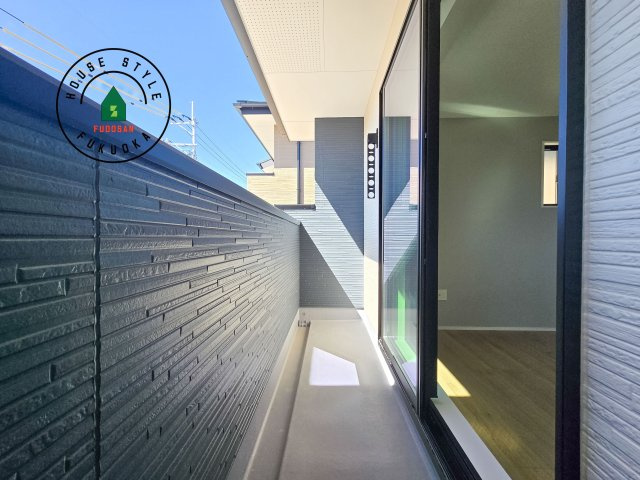 大野城市南ヶ丘6丁目第3-4棟（3号棟）のバルコニー|風をしっかりと感じられるバルコニーでは、毎日が洗濯日和です。広々としているので洗濯も楽しくなるでしょうし、気分転換にバルコニーからの眺めを楽しむのもいいでしょう。