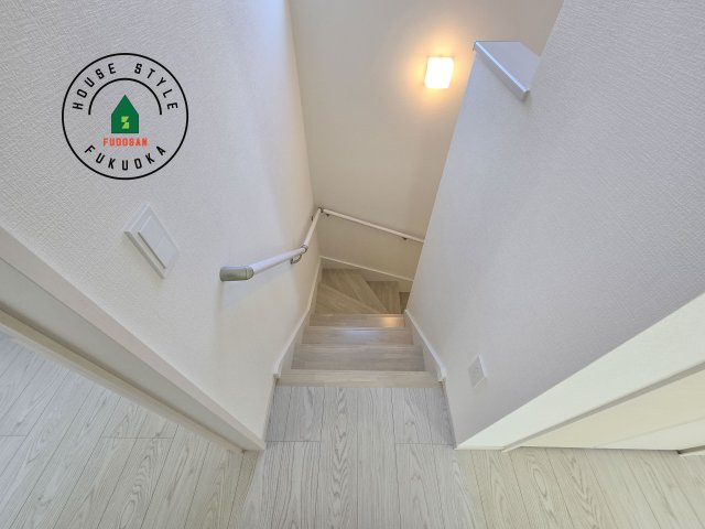 大野城市南ヶ丘6丁目第3-4棟（4号棟）の内装|階段からも明るい光が入ります。採光や通風も階段の重要な役割です。