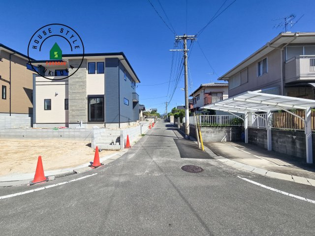 大野城市南ヶ丘6丁目第3-4棟（4号棟）の前面道路含む現地写真|前面道路は閑静な住宅地をはしる車通りの少ない道路。お車の出し入れが苦手なママや小さなお子様にも安心ですね。しっかり舗装もされているので、ベビーカーや自転車で通っても快適に通行できます。