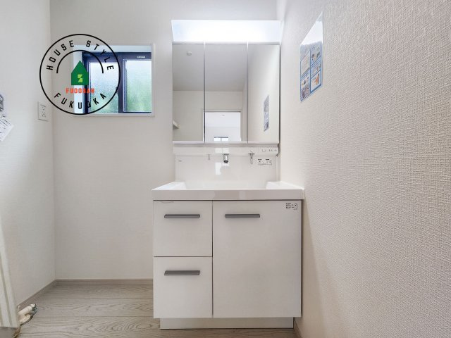 福岡市南区皿山1丁目第5-1棟（1号棟）の独立洗面台|毎日使うものだから清潔な空間を保ちたい水回り。洗面にはそんな願いを解消させてくれる収納アイデアが満載です。三面鏡の裏側にはキャビネットが現れ小物から背の高い物まで収納できます。