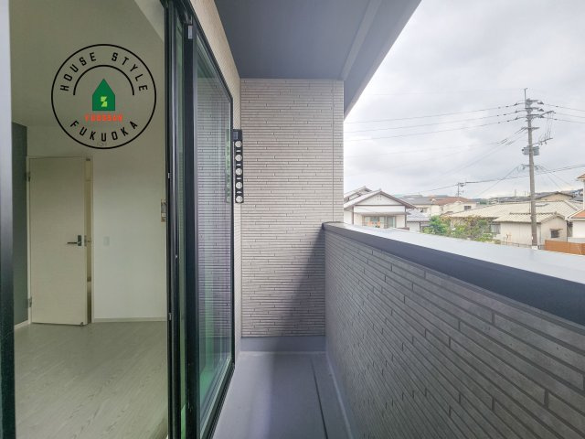 福岡市南区皿山1丁目第5-1棟（1号棟）のバルコニー|風をしっかりと感じられるバルコニーでは、毎日が洗濯日和です。広々としているので洗濯も楽しくなるでしょうし、気分転換にバルコニーからの眺めを楽しむのもいいでしょう。