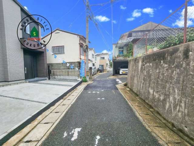 福岡市南区皿山1丁目第5-1棟（1号棟）の前面道路含む現地写真|前面道路は閑静な住宅地をはしる車通りの少ない道路。お車の出し入れが苦手なママや小さなお子様にも安心ですね。しっかり舗装もされているので、ベビーカーや自転車で通っても快適に通行できます。