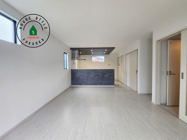 福岡市南区皿山1丁目第5-1棟（1号棟）の居間・リビング|ご家族を近くに感じられる対面キッチンのLDK。会話もはずみそうですね。