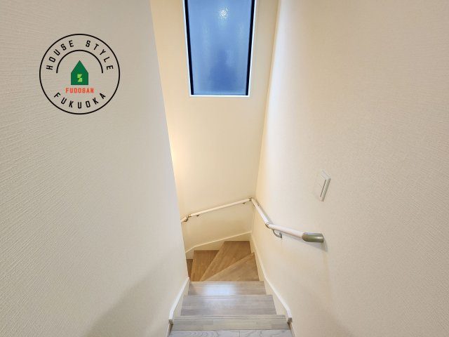 古賀市花見南2丁目第5-2棟(2号棟）の内観：施工例|階段からも明るい光が入ります。採光や通風も階段の重要な役割です。