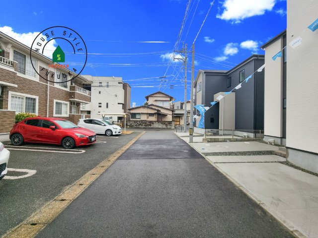 古賀市花見南2丁目第5-2棟(2号棟）の前面道路含む現地写真|前面道路は閑静な住宅地をはしる車通りの少ない道路。お車の出し入れが苦手なママや小さなお子様にも安心ですね。しっかり舗装もされているので、ベビーカーや自転車で通っても快適に通行できます。