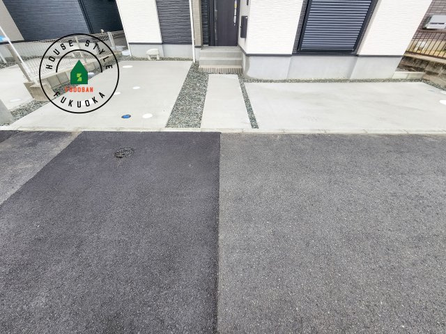 古賀市花見南2丁目第5-2棟(2号棟）の駐車場|広々した駐車場になります。3台並列駐車となります。