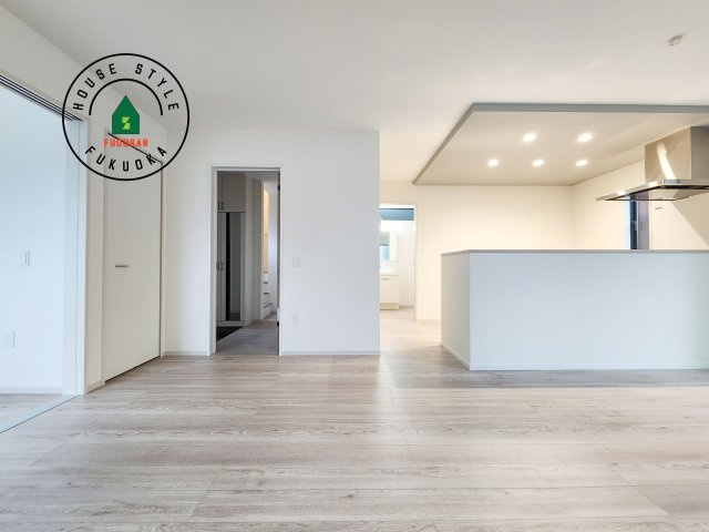 古賀市花見南2丁目第5-2棟(2号棟）の内観：施工例|ご家族を近くに感じられる対面キッチンのLDK。会話もはずみそうですね。