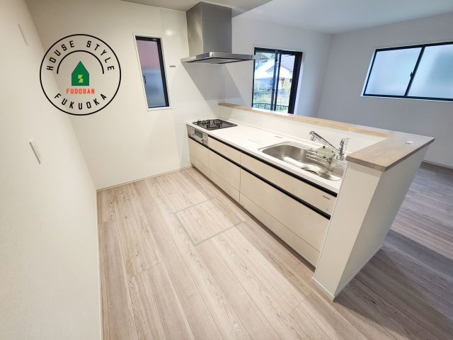 古賀市花見南2丁目第5-2棟(2号棟）の内観：施工例|ダイニングテーブルへの配膳がラクラク、お料理はかどるカウンター付きシステムキッチン！