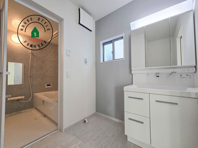 古賀市天神4丁目第2-2棟(2号棟）の脱衣所|ゆとりの洗面スペースで朝の身支度もスムーズに。暮らしを快適に変えるシャワー付洗面台です！