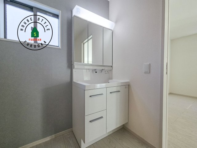 古賀市天神4丁目第2-2棟(2号棟）の独立洗面台|毎日使うものだから清潔な空間を保ちたい水回り。洗面にはそんな願いを解消させてくれる収納アイデアが満載です。三面鏡の裏側にはキャビネットが現れ小物から背の高い物まで収納できます。