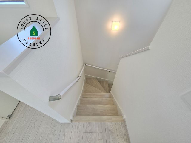 古賀市天神4丁目第2-2棟(2号棟）の内装|階段からも明るい光が入ります。採光や通風も階段の重要な役割です。