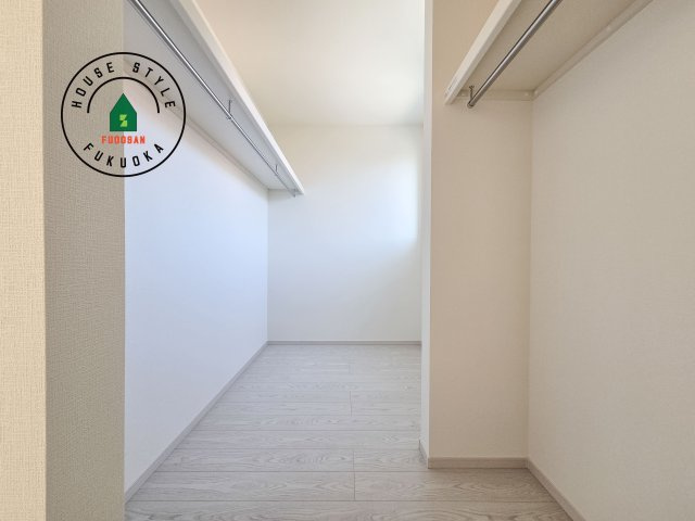 古賀市天神4丁目第2-2棟(2号棟）の収納|洋服や大きな荷物が多い方や人数の多いご家族などは、一般的なクローゼットよりもウォークインクローゼットのほうが使い勝手が良いです。